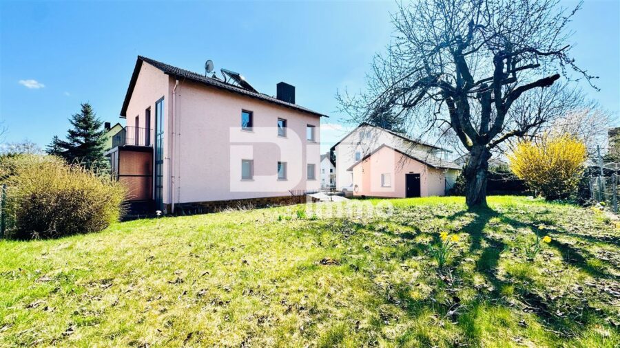 Zeitlose Eleganz trifft Moderne: Modernisiertes Einfamilienhaus mit großem Garten und Garage - Großer Gartenbereich